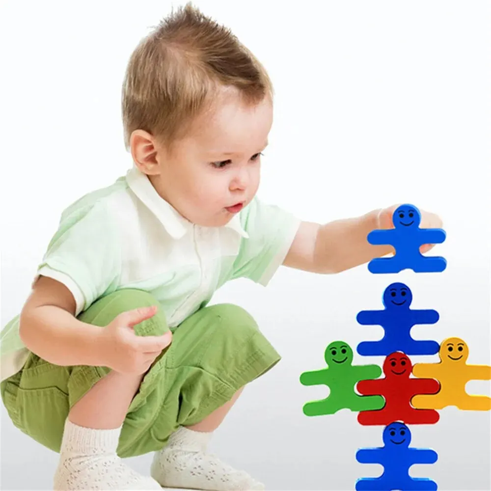 Enfant jouant avec le jeu d’équilibre Montessori pour développer la motricité fine